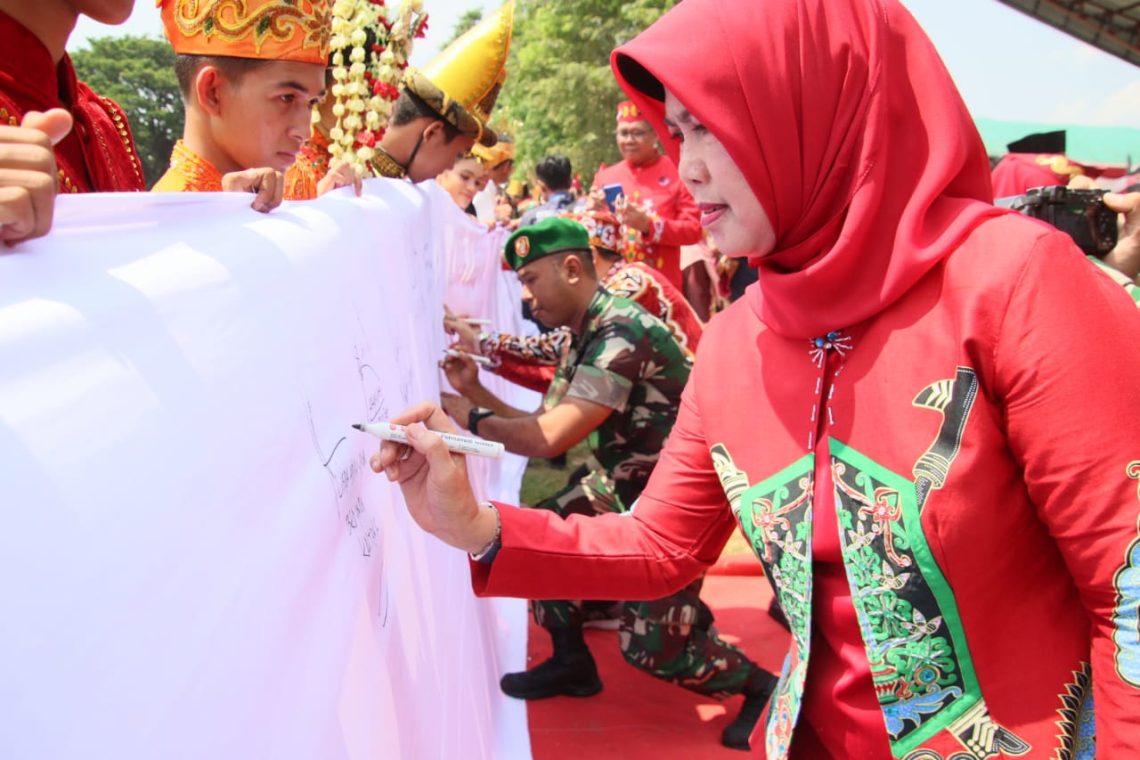 Kepala BKD Lisda Arriyana saat menandatangani Ikrar Bersama Anak Bangsa