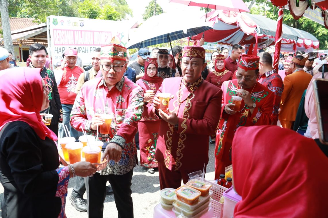 Wagub Kalteng Edy Pratowo saat mengunjungi Pasar Penyeimbang di Kabupaten Kapuas