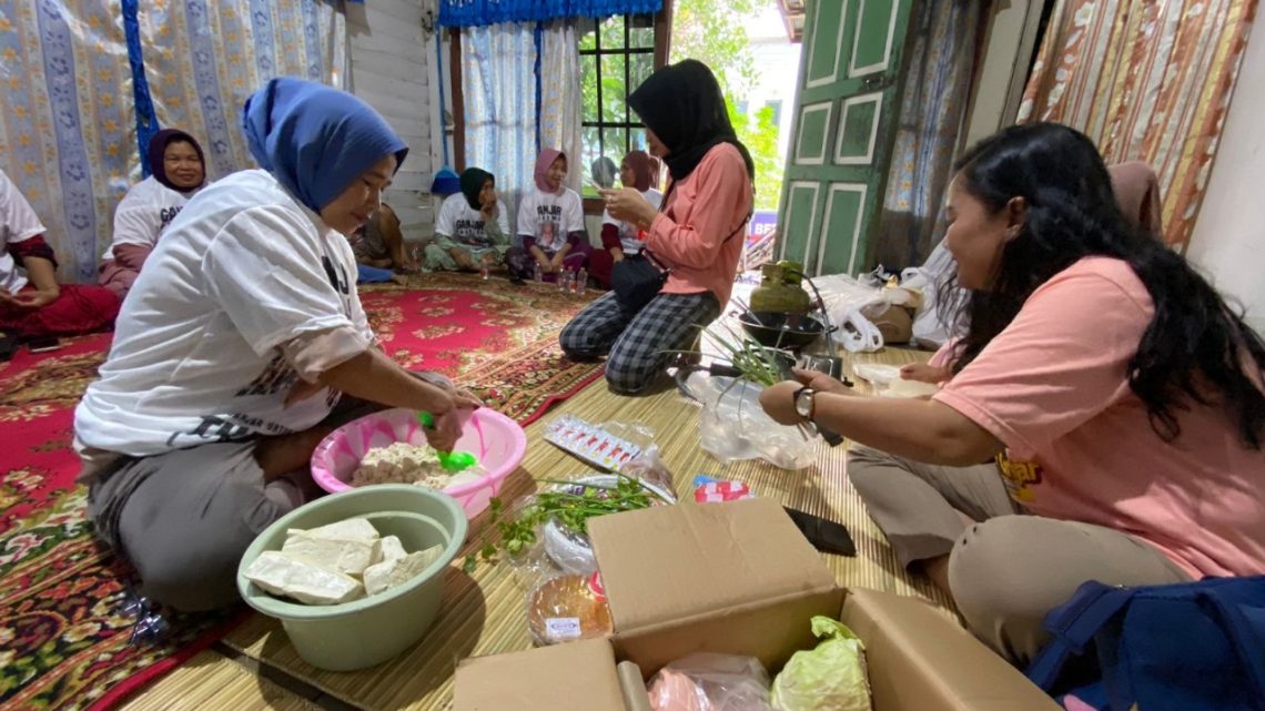 Sukarelawan Ganjar Pranowo yang tergabung dalam kelompok Mak Ganjar menggelar pelatihan pembuatan Lumpia Tahu Telor bareng ibu-ibu yang berada di Kelurahan Buntok Kota, Kecamatan Dusun Selatan, Kabupaten Barito Selatan, Kalteng.
Senin (30/10/2023).