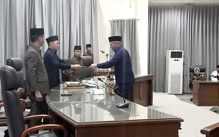 Penyerahan pandangan Fraksi Partai Demokrat DPRD barut terhadap Pidato Pengantar APBDPeribahan TA 2023
