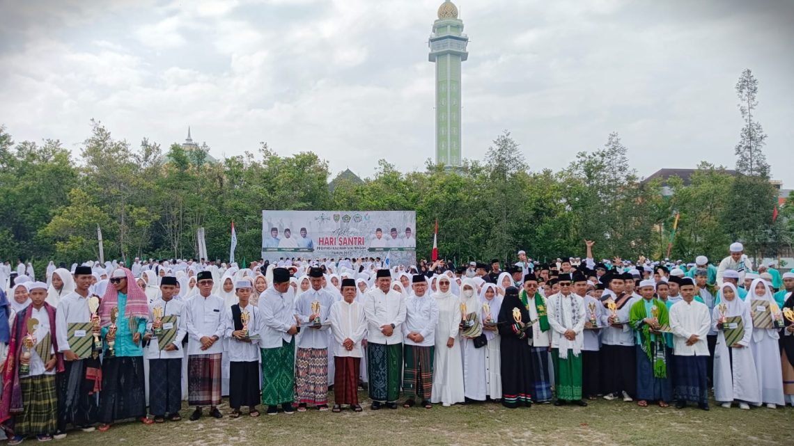 Ribuan santri dari berbagai pondok pesantren (Ponpes) se-Kota Palangka Raya mengikuti Apel Hari Santri Nasional (HSN) 2023 tingkat Provinsi Kalimantan Tengah (Kalteng) di Lapangan Institut Agama Islam Negeri (IAIN) Palangka Raya, Ahad (22/10/2023). Foto : Ist