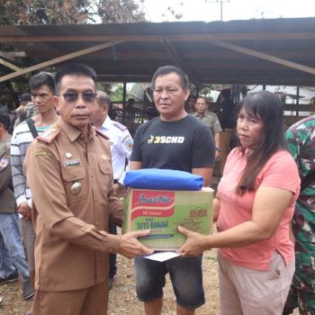 Pj Bupati Murung Raya serahkan bantuan kepada korban kebakaran di Desa Konut, Senin (9/10/2023). Foto : Rosa