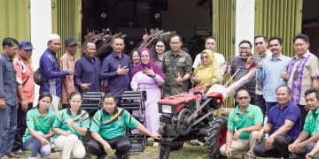 Waket III DPRD Kalteng Serahkan Bantuan Alat Pertanian Kepada Kelompok Tani