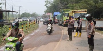 Kapolres Pulang Pisau Turun Langsung Urai Kemacetan di Tumbang Nusa
