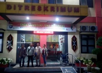 Kades Datai Nirui non aktif, Naek Marusaha (dua dari kiri) dan Rusdi Agus Susanto (tiga dari kiri) seusai memberikan keterangan di Ditreskrimum Polda Kalteng, Jumat (6/10/2023) malam. Foto: ist