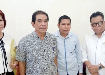 Penasihat Hukum terdakwa NSP, Pua Hardinata, Lukas Soder Possy dan Fauzi Tambang (dari dua kiri ke kanan) memberikan keterangan sesusai sidang pembacaan eksepsi di PN Palangka Raya, Senin (23/10/2023) pagi. Foto: fer