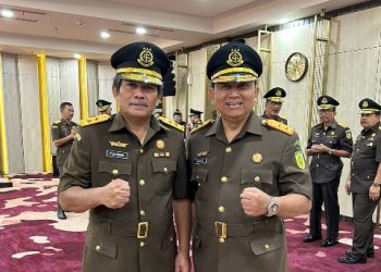 Kajati Kalteng baru Dr. Undang Mugopal (kanan) bersama Pathor Rahman (kiri). Foto: Penkum Kejati Kalteng