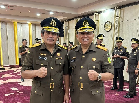 Kajati Kalteng baru Dr. Undang Mugopal (kanan) bersama Pathor Rahman (kiri). Foto: Penkum Kejati Kalteng