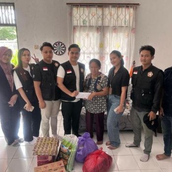 Pengurus Karang Taruna Kabupaten Murung Raya menyerahkan bantuan kepada korban kebakaran