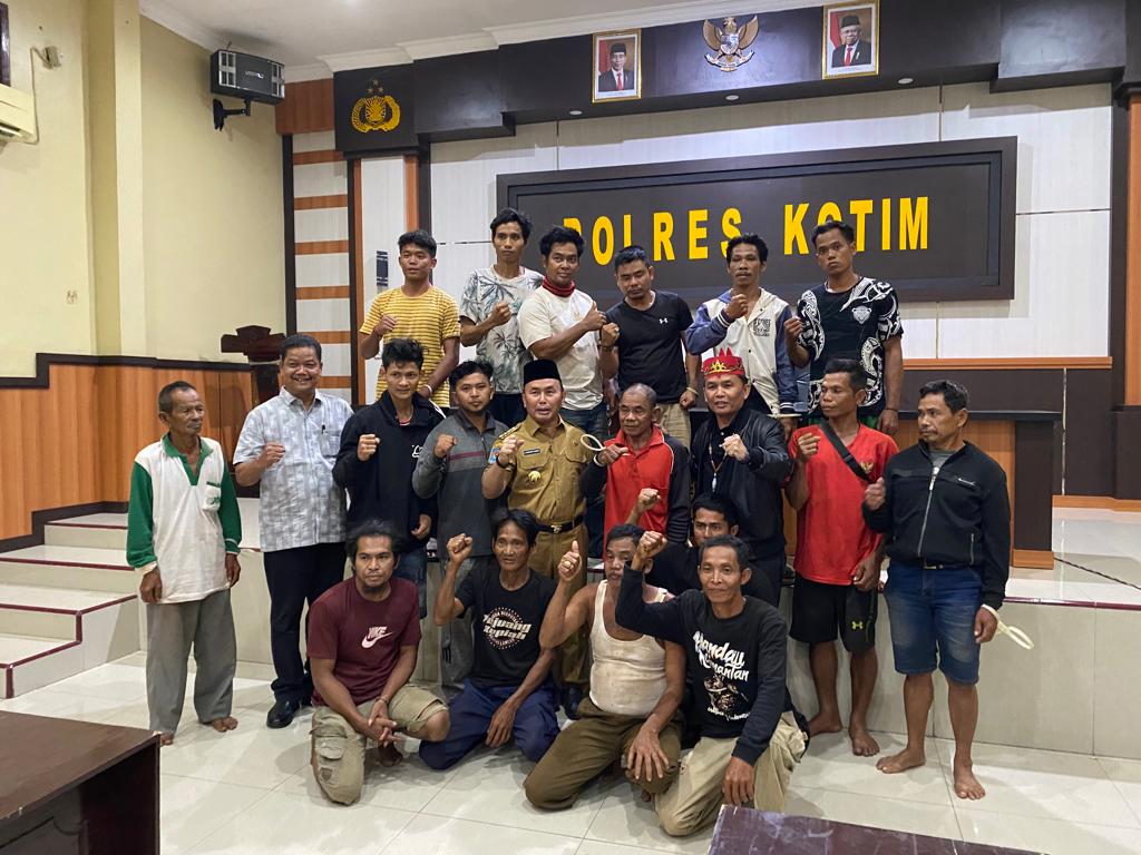 Gubernur Kalteng, H Sugianto Sabran dan Ketua DAD Kalteng H Agustiar Sabran berfoto dengan 20 warga Desa Bangkal yang dibebaskan setelah sebelumnya diperiksa polisi di Polres Kotim