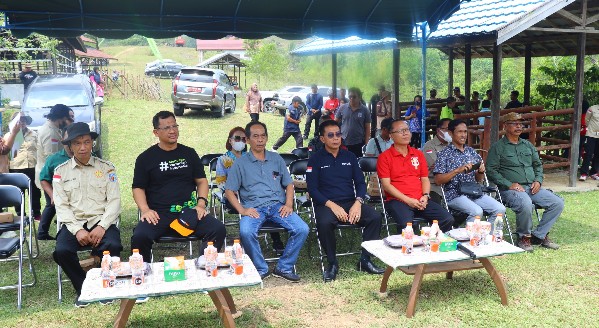 PJ Bupati Murung Raya Hermon turut hadir dalam panen perdana ayam pedaging dan petelur tersebut yang dilaksanakan di desa Muara Sumpoi, pada Jumat (6/10/2023).. Foto : rosa