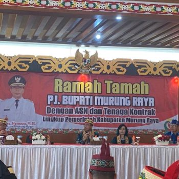 Pj Bupati Mu, Hermon, saat memimpin rapat dengan pejabat setempatrung Raya