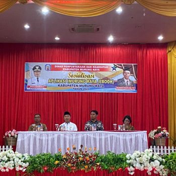 Sekretaris Dispursip mewakili Kepala Dinas Perpustakaan dan Kearsipan Kabupaten Murung Raya, H. Mohammad Syahrial Pasaribu resmi membuka Sosialisasi Aplikasi I-Murung Raya (e-book), di Puruk Cahu, Selasa (10/10/2023). Foto : Rosa