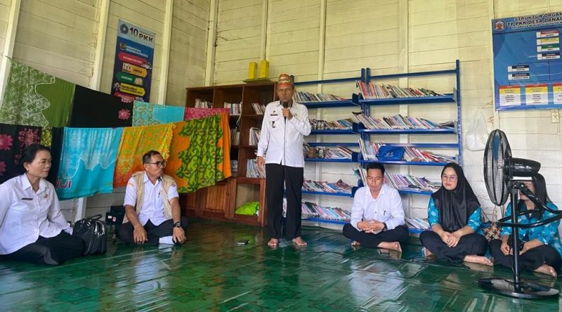 Dalam kunjungannya ke perpustakaan Desa Bahitom dan Desa Danau Usung, Kepala Dinas Perpustakaan dan Kearsipan Kabupaten Murung Raya Mohammad Syahrial Pasaribu mengimbau masyarakat untuk menggunakan I-Murung Raya (E-book). Foto : ros