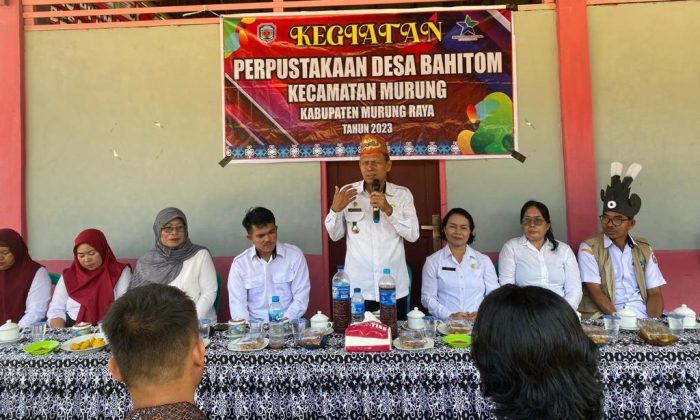 Kadis Perpusip Murung Raya Sebut I-Murung Raya Membantu Kreativitas Masyarakat

PURUK CAHU, jurnalborneo.co.id - Kini dengan hadirnya I-Murung Raya (E-Book), Kepala Dinas Perpustakaan dan Kearsipan (Dispursip) Kabupaten Murung Raya, Mohammad Syahrial Pasaribu, mengatakan, jika aplikasi ini dapat membantu tingkatkan kreativitas masyarakat.
Dengan berbagai macam buku yang dapat diakses di dalam aplikasi I-Murung Raya, siapapun dapat meminjamnya dengan batas waktu 3 hari dan buku akan otomatis dikembalikan setelah itu, lalu dapat kembali diakses/dipinjam oleh orang lain yang ingin membaca buku tersebut.
“Terdapat banyak sekali jenis buku yang disediakan ya, ada tentang masak-masakan, berkebun, buku pelajaran sampai buku novel. Jadi jenis bukunya bervariasi dan bisa di akses sesuai dengan minat pembaca masing-masing,” ucap Syahrial.
Dengan berbagai macam jenis buku ini maka mengatakan, jika hal ini akan dapat menumbuhkan kreativitas masyarakat, terkusus kalangan ibu-ibu yang ingin meminjam buku masak-masakan mereka dengan mudah kini dapat menganksesnya melalui I-Murung Raya saja (dari smarthphone) tanpa perlu pergi jauh jauh ke perpustakaan kota. 
“Nah dari buku masak itu nanti kan bisa mereka praktekan langsung dan kalau hasilnya bagus bisa mereka jual hasilnya sehingga bisa menambah perekonomian lagi, sama saja dengan anak-anak yang suka menggambar nanti mereka bisa cari buku pelajaran tentang menggambar, dan ini jadi memudahkan mereka, karena kita memang saat ini apa-apa kita akses lewat smartphone saja,” pungkasnya.
Syahrial mengharapkan, jika I-Murung Raya ini bisa segera cepat diketahui oleh masyarakat luas Murung Raya, agar dapat membantu mereka mengakses informasi dengan cepat dan juga akurat. (ros/red)