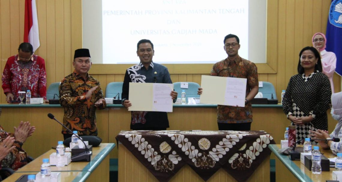 Plt. Kepala Dinas Perkebunan Prov. Kalteng, H. Rizky R Badjuri, usai menandatangani PKS bersama Fakultas Ekonomi dan Bisnis Universitas Gadjah Mada disaksikan Gubernur Kalteng H. Sugianto Sabran dan Wakil Rektor UGM Wening Udasmoro. Foto : ist/mmc