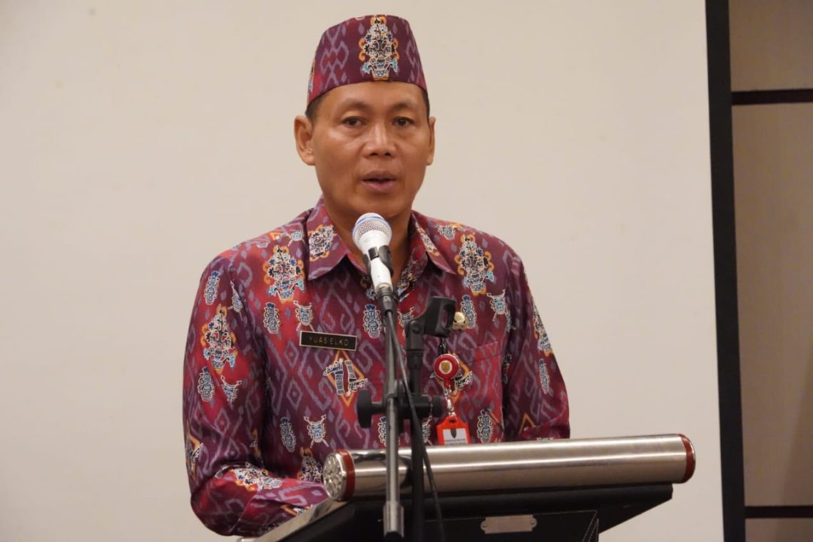 Staf Ahli (Sahli) Gubernur Kalteng Bidang Ekonomi, Keuangan dan Pembangunan, Yuas Elko, wakili Sekretaris Daerah (Sekda) buka Bimtek Penyusunan Struktur dan Skala Upah Tahun 2023, yang dilaksanakan di Hotel Neo Palma Palangka Raya, Kamis (2/11/2023). Foto : Ist