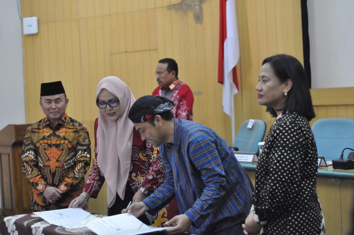 Kepala Disbudpar Kalteng Adiah Chandra Sari dan Wakil Dekan Fakultas Teknik UGM Selo menandatangani naskah Perjanjian Kerjasama disaksikan oleh Gubernur Kalimantan Tengah H. Sugianto Sabran dan Wakil Rektor UGM Wening Udasmoro di Ruang Multimedia II lt.3 Gedung Pusat Universitas Gadjah Mada, DIY