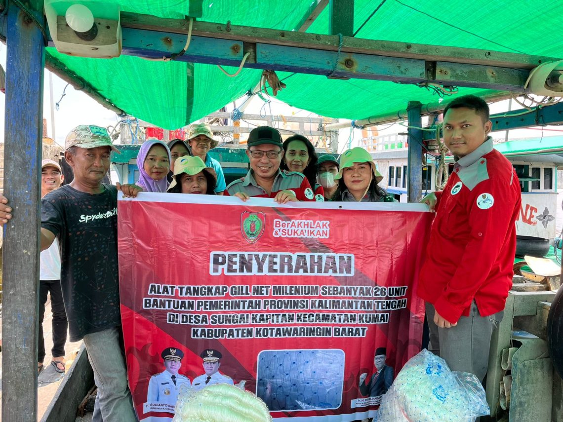 Penyerahan bantuan alat tangkap Gillnet Millenium kepada nelayan Desa Sungai Kapitan Kab. Kobar