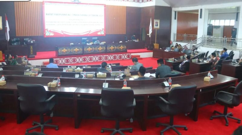 DPRD Kabupaten Murung Raya (Mura) melaksanakan Rapat Paripurna ke-7 masa sidang III dalam rangka mendengarkan pemandangan umum fraksi-fraksi DPRD Murung Raya terhadap dua buah rancangan peraturan daerah di gedung DPRD Murung Raya, Selasa (7/11/2023). Foto : Ist