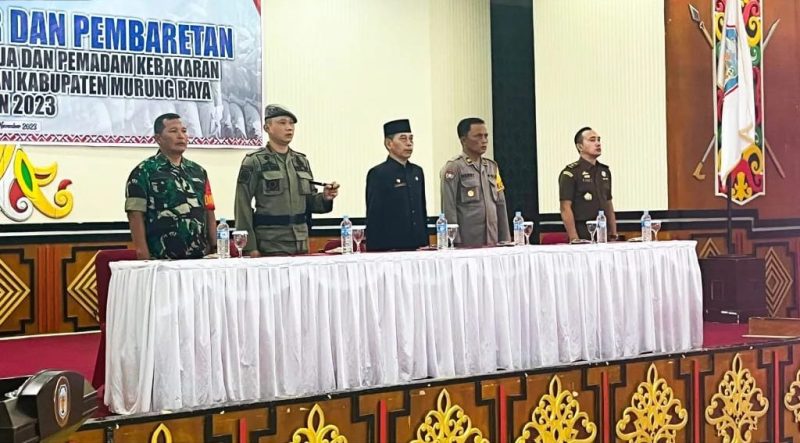 Pemerintah Kabupaten (Pemkab) Murung Raya (Mura), melalui Satuan Polisi Pamong Praja dan Pemadam Kebakaran (Satpol PP Damkar) melaksanakan pelatihan dasar dan pembaretan terhadap ratusan anggotanya. Foto : Ist