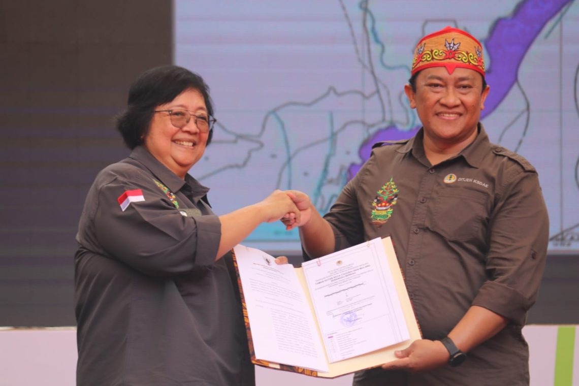 Menteri LHK RI Siti Nurbaya Bakar saat menyerahkan Anugerah Konservasi Alam kepada Wakil Gubernur Kalteng H. Edy Pratowo