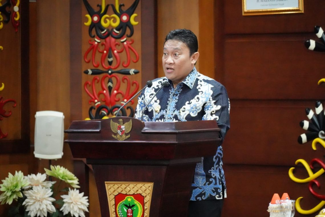 Wagub Kalteng H. Edy Pratowo bacakan sambutan