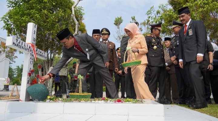 Sekretaris Daerah Prov. Kalteng H. Nuryakin saat mengikuti Upacara Ziarah dan Tabur Bunga Memperingati Hari Pahlawan di TMP Sanaman Lampang, Jumat (10/11/2023) pagi