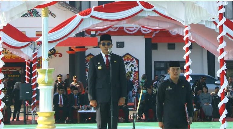 Pemerintah Kabupaten Murung Raya melaksanakan upacara peringatan ke-78 Hari Pahlawan di halaman Kantor Bupati Murung Raya, Jumat (10/11/2023). Foto : kmm