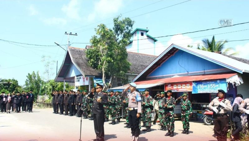 Pj Bupati Murung Raya (Mura) Hermon mengikuti Upacara Ziarah dalam rangka Peringatan ke-78 Hari Pahlawan di Taman Makam Pahlawan (TMP) Puruk Cahu, Jumat (10/11/2023). Foto : Ist
