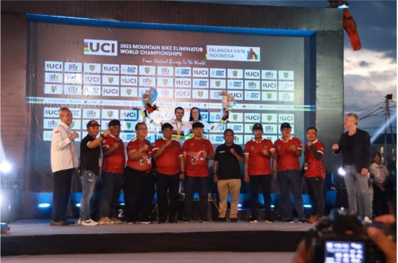 Wakil Gubernur Kalteng H. Edy Pratowo bersama para pemenang balapan UCI MTB Eliminator World Championship 2023