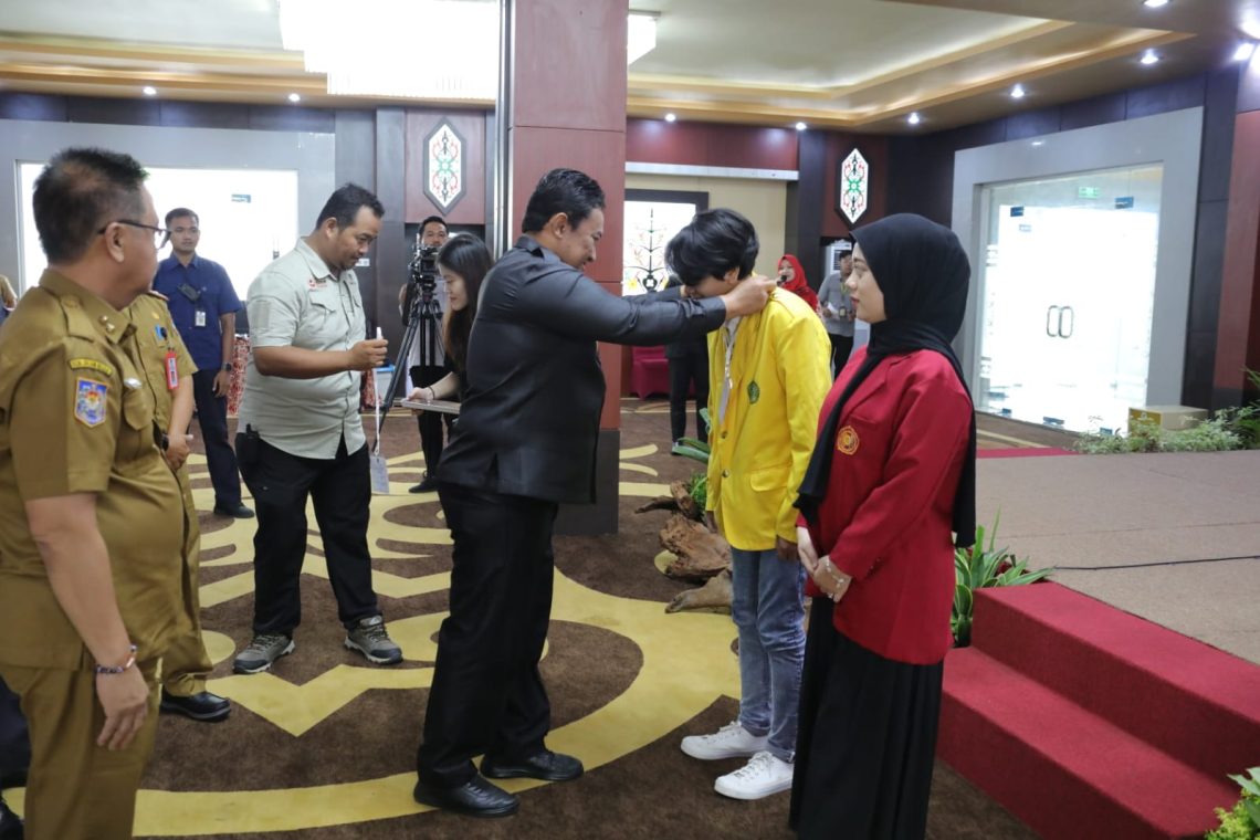 Wagub Kalteng Edy Pratowo saat mengalungkan tanda peserta secara simbolis