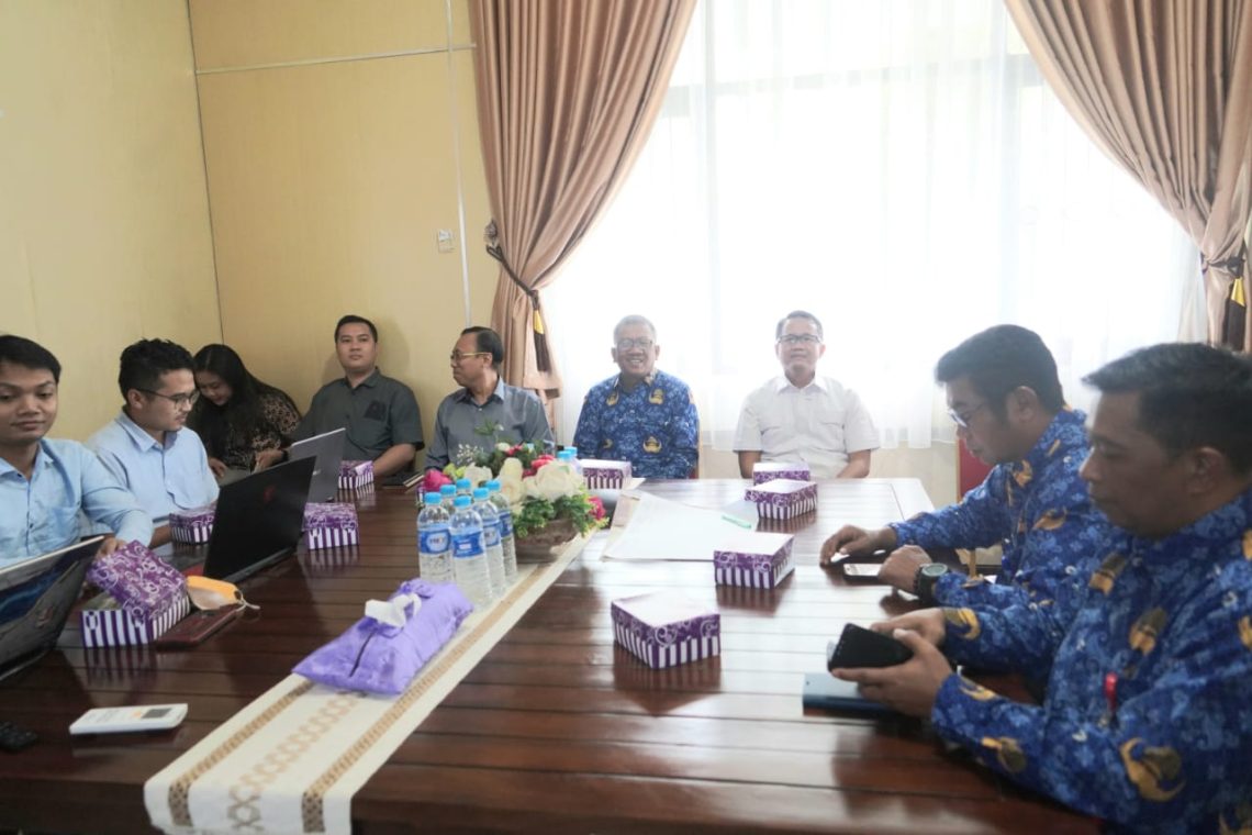 Kepala Diskominfosantik Prov. Kalteng Agus Siswadi menghadiri Presentasi/Demo Program/Aplikasi Sistem Informasi Ketahanan Ekonomi, Kerawanan Sosial dan Sistem Informasi Hitung Pemilu-Pilkada 2024, bertempat di Ruang Virtual Conference (Vicon) Badan Kesbangpol Prov. Kalteng, Jumat (17/11/2023).