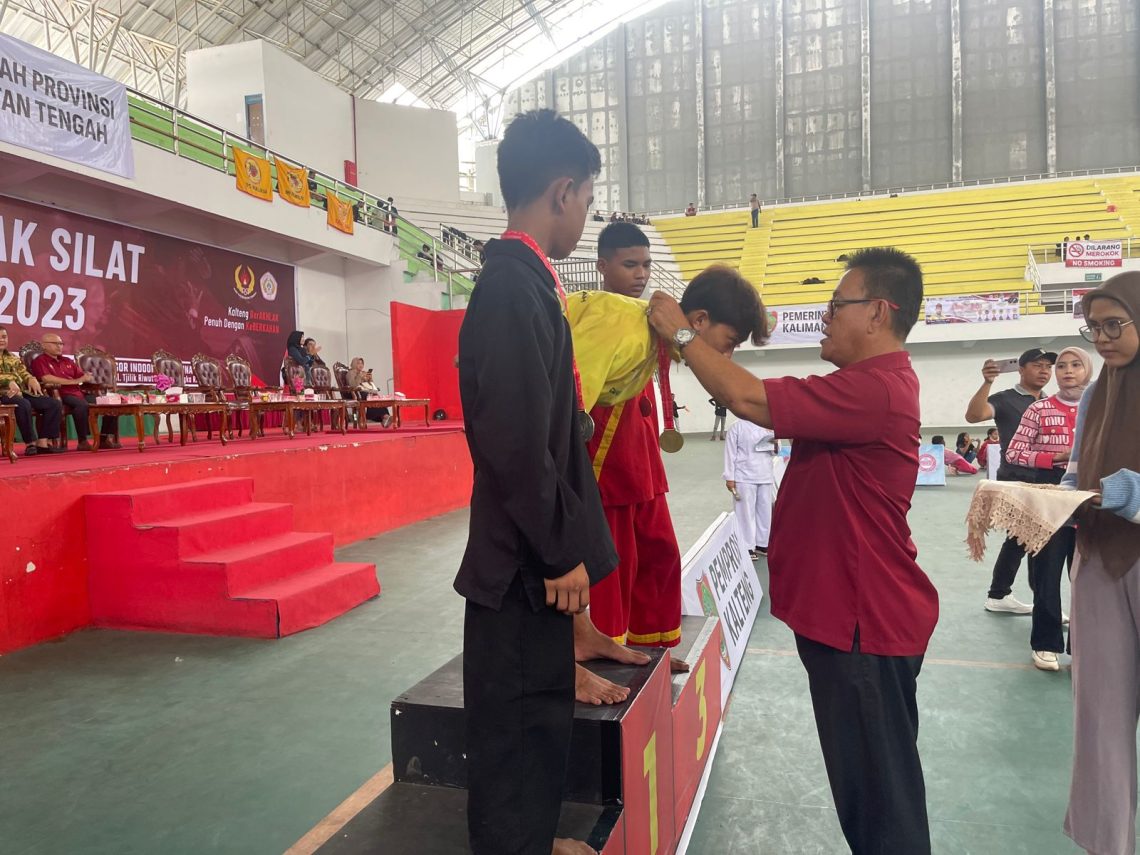 Pengalungan medali bagi para pemenang kejuaraan pencak silat