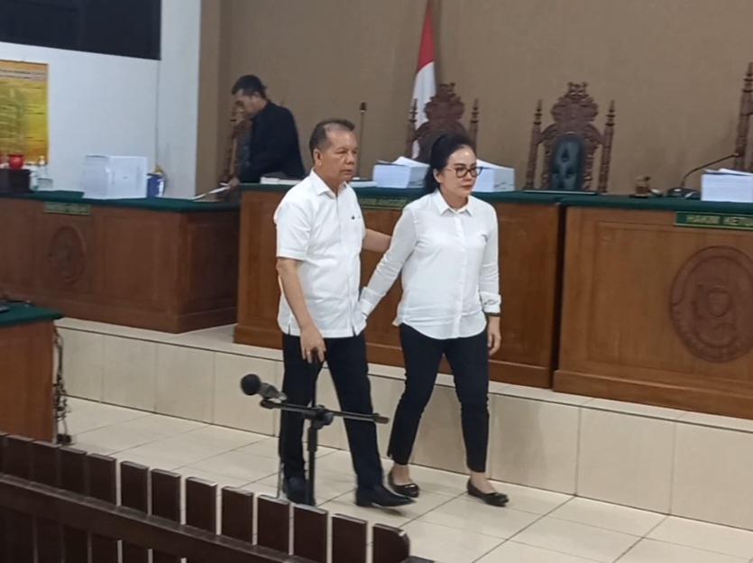 Terdakwa Ben Brahim S. Bahat dan Ary Egahni seusai berakhirnya persidangan pembacaan surat tuntutan di Pengadilan Tipikor Palangka Raya, Selasa (21/11/2023). Foto: fernando rajagukguk