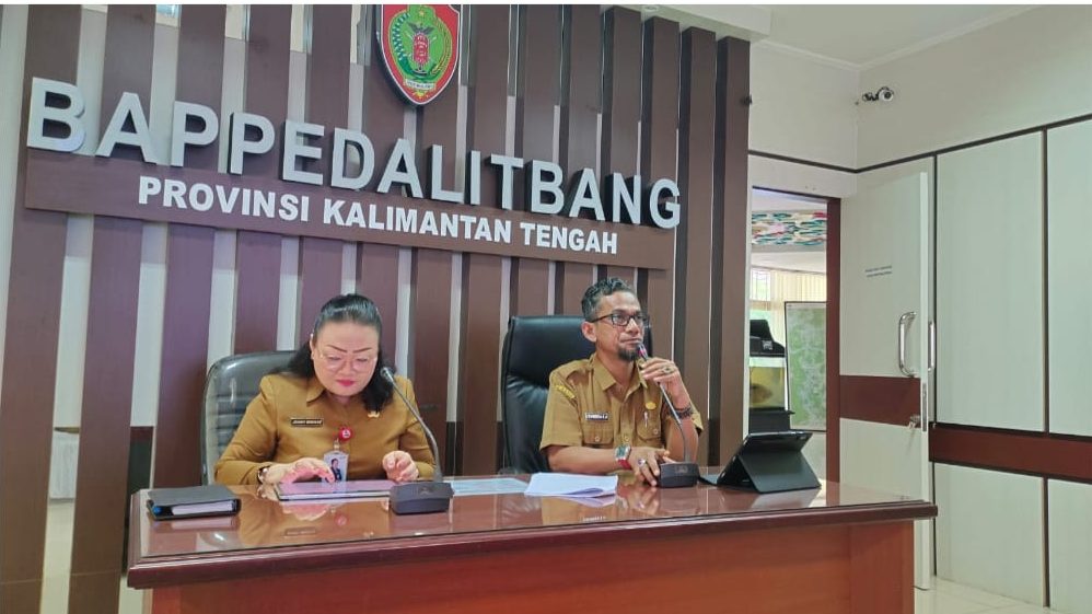 Kabid Sosbudpem Bappedalitbang Prov. Kalteng Chandra Fuji Asmara bersama Kepala Perwakilan BKKBN Provinsi Kalimantan Tengah Jeanny Yola Winokan