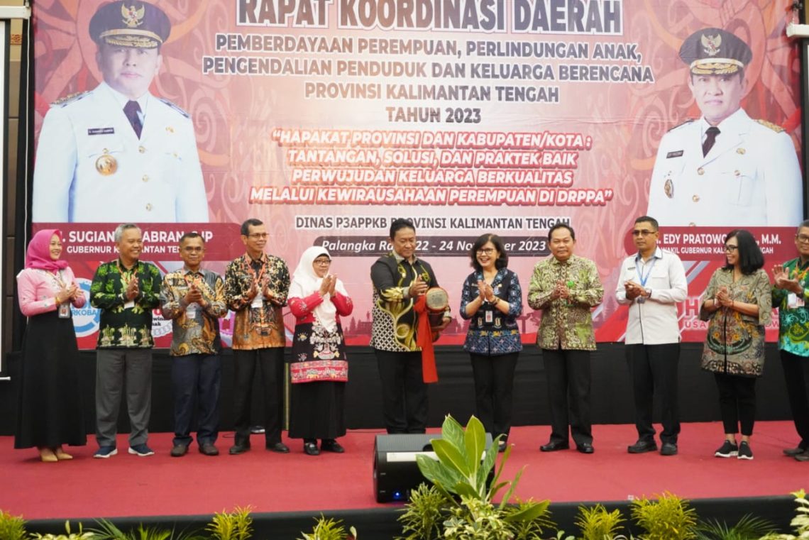 Wagub Kalteng H. Edy Pratowo memukul katambung sebagai tanda dibukanya Rakorda Pemberdayaan Perempuan, Perlindungan Anak, Pengendalian Penduduk, dan Keluarga Berencana Provinsi Kalteng
