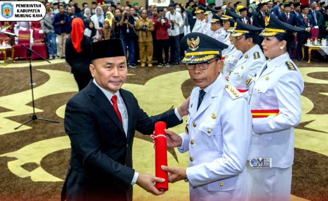 Gubernur Kalimantan Tengah (Kalteng) H.Sugianto Sabran atas nama Presiden RI melantik dan memandu pengucapan sumpah/janji jabatan Penjabat (Pj) Wali Kota dan sembilan Pj. Bupati dalam Provinsi Kalteng, di Aula Jayang Tingang, Kantor Gubernur Kalteng, Senin (25/9/2023). Foto : hms