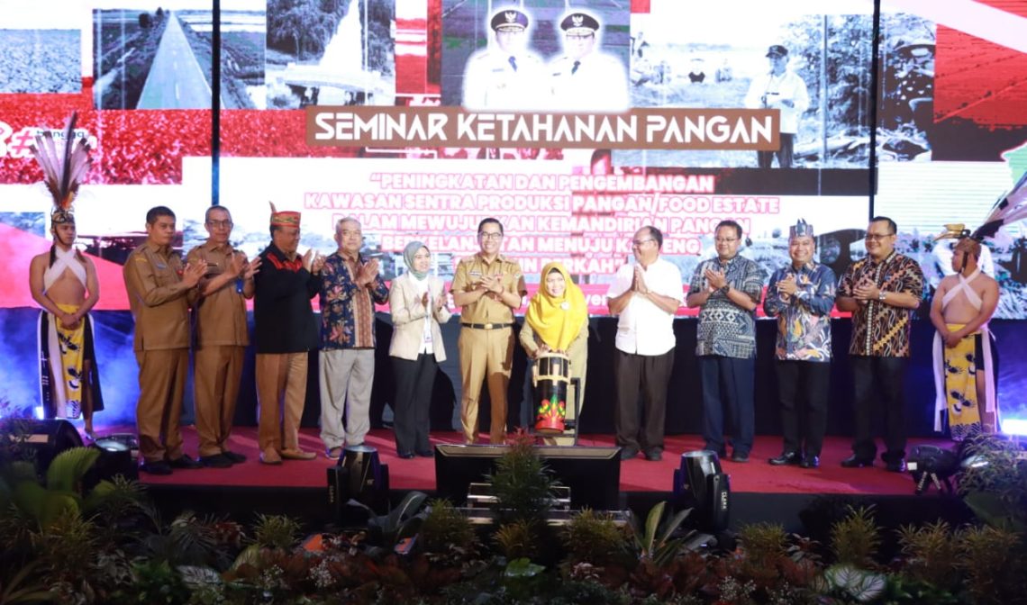 Asisten Perekonomian dan Pembangunan Setda Prov. Kalteng Sri Widarnani saat membuka secara resmi Seminar Ketahanan Pangan di Prov. Kalteng Tahun 2023