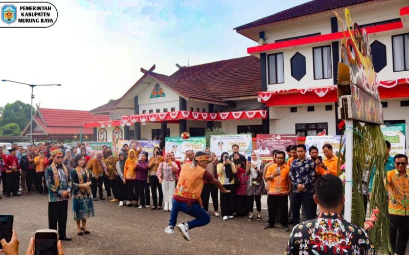 Pj Bupati Mura Hermon dan Istri disambut dengan acara Lawang Sekepeng saat tiba di Puruk Cahu