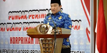 Wagub Edy Pratowo Sematkan Tanda Kehormatan Satyalancana Karya Satya Kepada 49 Orang ASN