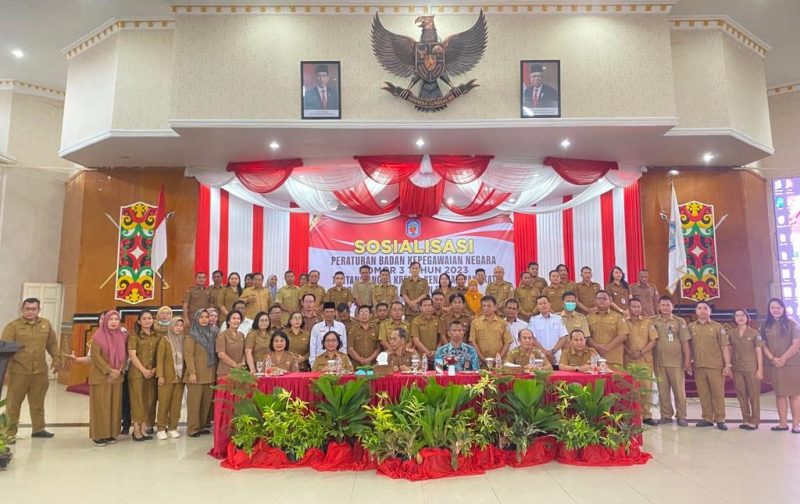 Plt Sekretaris Daerah, Serampang dengan resmi membuka kegiatan Sosialisasi Peraturan Badan Kepegawaian Negara (BKN) nomor 3 tahun 2023 di Gedung Pertemuan Umum (GPU) Puruk Cahu, Senin (30/10/2023).