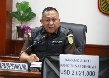 Tersangka AQ dan SR Serahkan Uang USD 2.021.000 Diduga Terkait Korupsi BTS 4G BAKTI KOMINFO