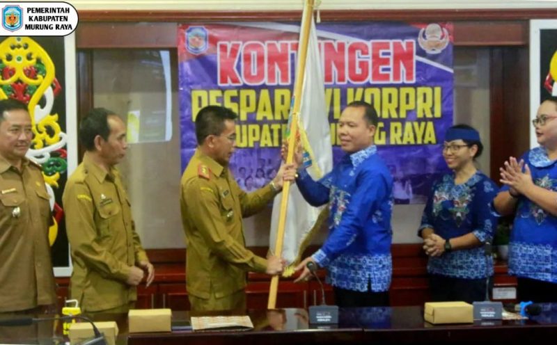 Sekretaris Daerah (Sekda) Kabupaten Murung Raya (Mura), Hermon melepas kontingen Pesparawi KORPRI Kabupaten Murung Raya, Senin (28/8/2023), di aula A kantor Bupati Murung Raya.