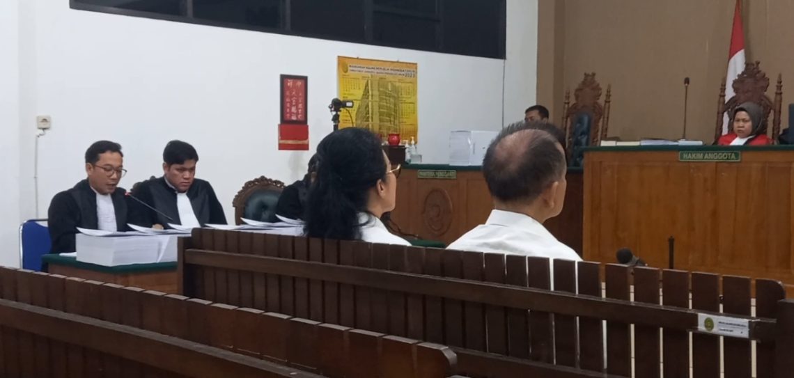 Mantan Bupati Kapuas Ben Brahim S. Bahat (kanan) dan Ary Egahni Ben Brahim S. Bahat (kiri) mendengarkan pembacaan tuntutan JPU KPK di Pengadilan Tipikor Palangka Raya, Selasa (21/11/2023). Foto: Fernando Rajagukguk