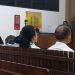 Mantan Bupati Kapuas Ben Brahim S. Bahat (kanan) dan Ary Egahni Ben Brahim S. Bahat (kiri) mendengarkan pembacaan tuntutan JPU KPK di Pengadilan Tipikor Palangka Raya, Selasa (21/11/2023). Foto: Fernando Rajagukguk