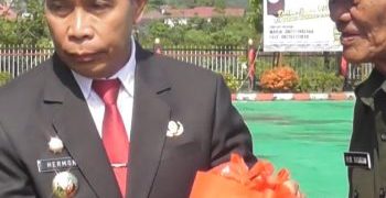 Pj Bupati dan Ketua DPRD Mura Beri Bingkisan ke Purnawirawan