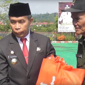 Pj Bupati Murung Raya, Hermon saat memberikan bingkisan kepada purnawirawan