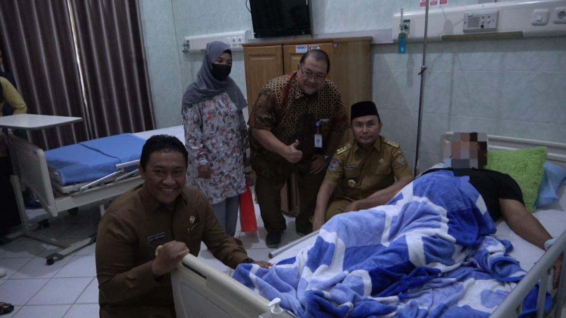 Gubernur Kalteng H. Sugianto Sabran menemui langsung pasien yang akan dioperasi, Jumat (01/12/2023). Foto : Ist