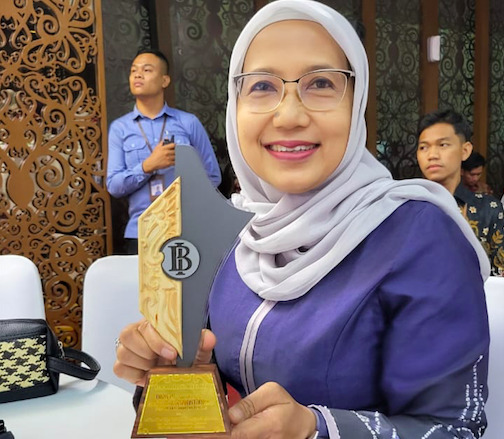 Kadis TPHP Prov.Kalteng Sunarti Menerima Plakat Pahari Award 2023